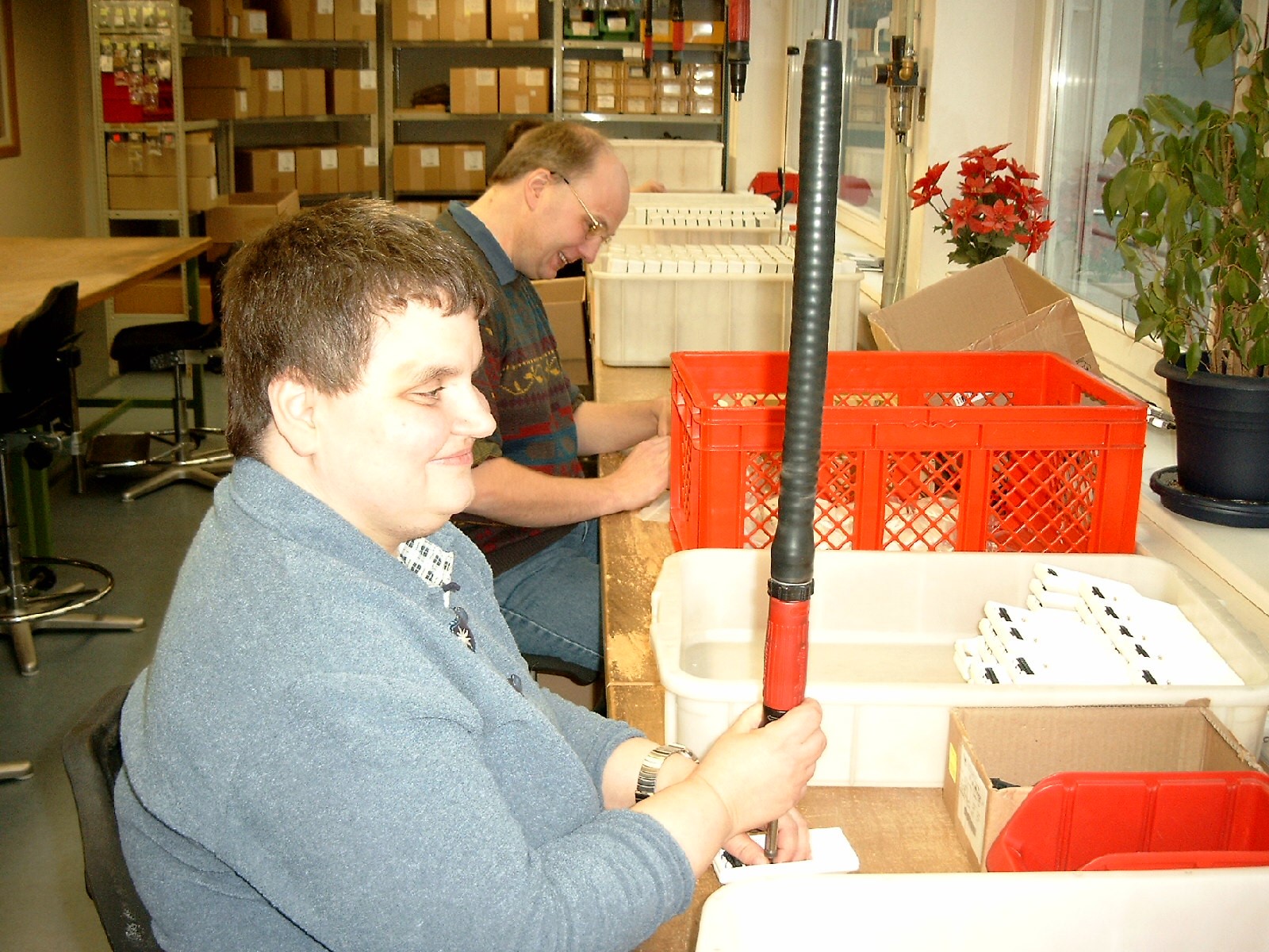 Das Bild zeigt zwei Beschäftigte bei der Arbeit in Hagen